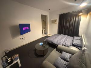 استوديو بتصميم هادئ ومريح في قلب الخبر