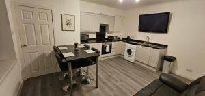 Rook View, Modern Coastal Retreat with Free Parking