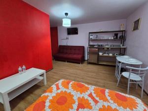 Suite Roja moderna para hasta 3 huéspedes Céntrica, cómoda y con excelente conectividad