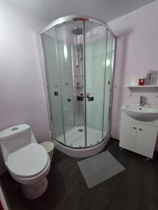 Suite Roja moderna para hasta 3 huéspedes Céntrica, cómoda y con excelente conectividad