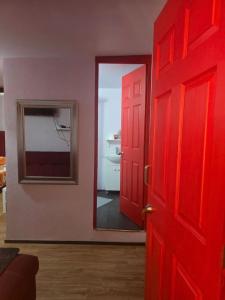 Suite Roja moderna para hasta 3 huéspedes Céntrica, cómoda y con excelente conectividad