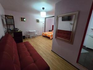 Suite Roja moderna para hasta 3 huéspedes Céntrica, cómoda y con excelente conectividad