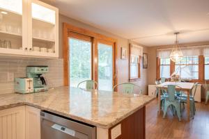 2-Min Walk to the Beach Dog Friendly