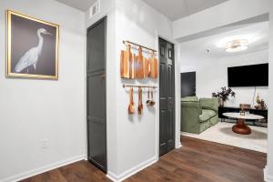 Modern Apartment, steps from Forsyth