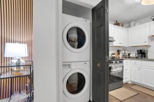 Modern Apartment, steps from Forsyth