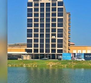 Apartment in a bohemian style overlooking the lake and the Bahrain Bridge