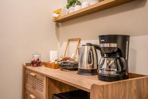 Apartment in a bohemian style overlooking the lake and the Bahrain Bridge