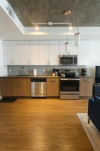 Birmingham Stay 2BR with Rooftop Amenities