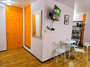 Suite Naranja moderna para 3 huéspedes Cocina equipada, Wi-Fi rápido y excelente ubicación céntrica