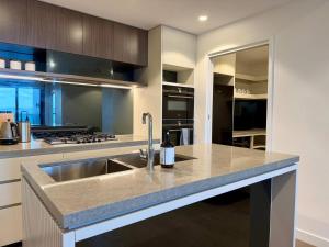 Luxury 3-Bedroom Stay with City and River View