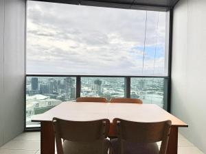 Luxury 3-Bedroom Stay with City and River View