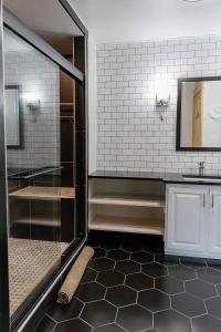 Arch Fun Cabin | Modern Cabin w Hot Tub & Views