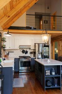 Arch Fun Cabin | Modern Cabin w Hot Tub & Views