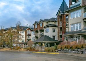 Cozy 2BR-5BD Suite - Mountain Views - Htd Parking