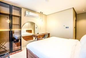 شقه فاخره ببرج مطل على البحيره وبالقرب من جسر البحرين بغرفتين نوم وغرفه جانبيه للاطفال وبلكونه