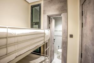 شقه فاخره ببرج مطل على البحيره وبالقرب من جسر البحرين بغرفتين نوم وغرفه جانبيه للاطفال وبلكونه