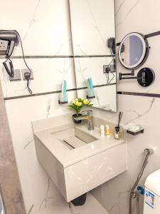 شقه فاخره ببرج مطل على البحيره وبالقرب من جسر البحرين بغرفتين نوم وغرفه جانبيه للاطفال وبلكونه