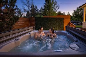 Downtown Suite BnB-Maple Hot Tub Barrel Sauna