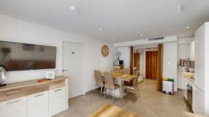 Lumineux 3 pièces avec terrasse et parking - proche plage