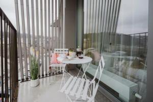 apartino - FREE parking, balcony, easy city access, metro station, nespresso, netflix