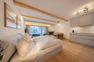 New Exclusive Studio with Fireplace, Pool & Sauna