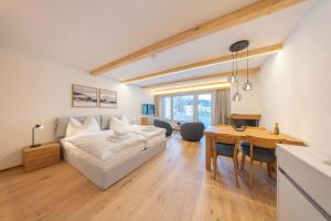 New Exclusive Studio with Fireplace, Pool & Sauna