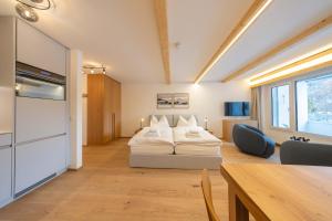 New Exclusive Studio with Fireplace, Pool & Sauna