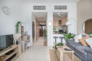 Free housekeeping visits during your stay - StayShort - Modern & Inviting Studio in Discovery Gardens