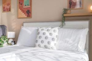 Free housekeeping visits during your stay - StayShort - Modern & Inviting Studio in Discovery Gardens