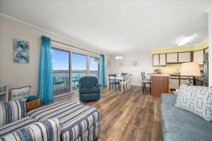 One of a Kind Direct Bay Views From This 3 Bedroom