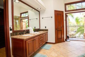 Oceanside Tropical Resort with HEATED POOL & SPA!