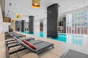 Spencer Loft with Pool & Gym Access