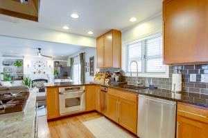 9 Mi to Red Rocks Modern Getaway with Private Yard