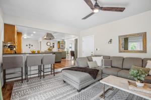 9 Mi to Red Rocks Modern Getaway with Private Yard