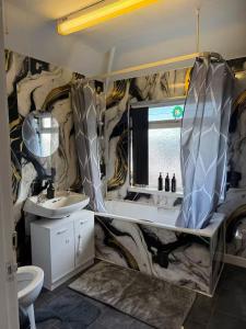 Contractor & Family Sleeps 5 Bham HS2 Parking for 3