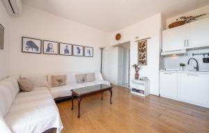 Stunning Apartment In Badesi