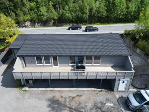 Newly Renovated 5-Bedroom Apartment with parking