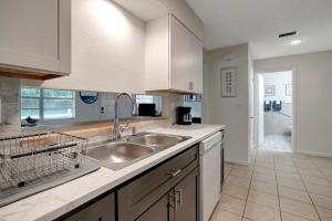 8 min to Kings bay sleeps 8!