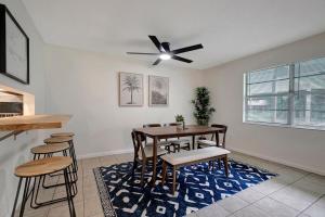 8 min to Kings bay sleeps 8!