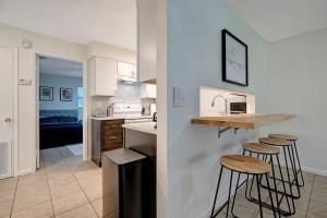 8 min to Kings bay sleeps 8!