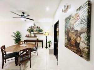 5BR Townhome in Cedar Place with Parking