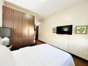 5BR Townhome in Cedar Place with Parking