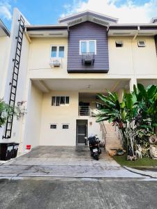 5BR Townhome in Cedar Place with Parking