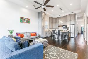 Sunny home walking distance to Quarter and Dome