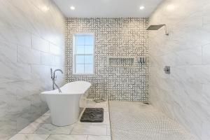 Sunny home walking distance to Quarter and Dome