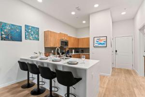 Riviere Apartments King Bed Suite & Pool & Gym & Pet Friendly & Near Epic Universe