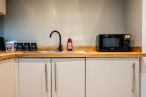 Leeds City Living by The River - Sleeps 10 - Balcony