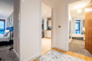 Leeds City Living by The River - Sleeps 10 - Balcony