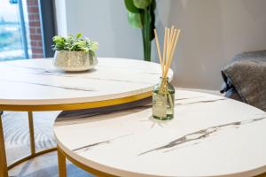 Leeds City Living by The River - Sleeps 10 - Balcony