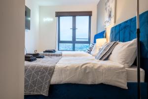 Leeds City Living by The River - Sleeps 10 - Balcony